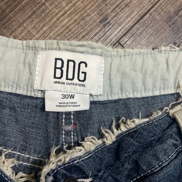 BDG Two-Tone Wide-Leg Cargo Jeans in Dark Blue and Tan - Picture 3 of 5